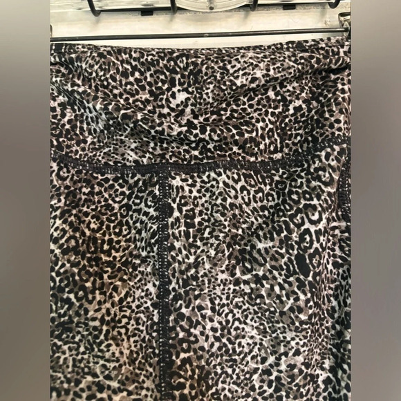 Evolution and Creation (EVCR.com) 7/8 leopard leggings hip pockets seamed sz Sm - Picture 4 of 5
